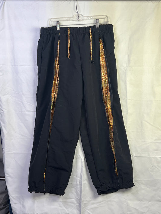 LIGHT WEIGHT BLACK OR WHITE JOGGER WITH THE BOLD GOLDEN SNAKE BELLY INNER DESIGN.