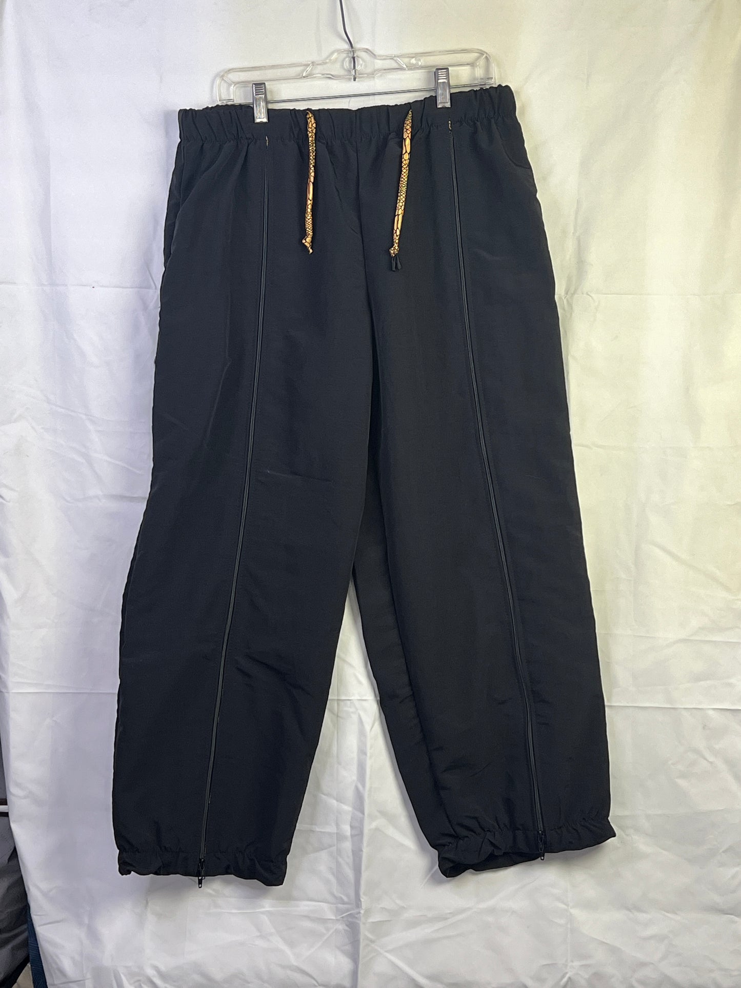 LIGHT WEIGHT BLACK OR WHITE JOGGER WITH THE BOLD GOLDEN SNAKE BELLY INNER DESIGN.
