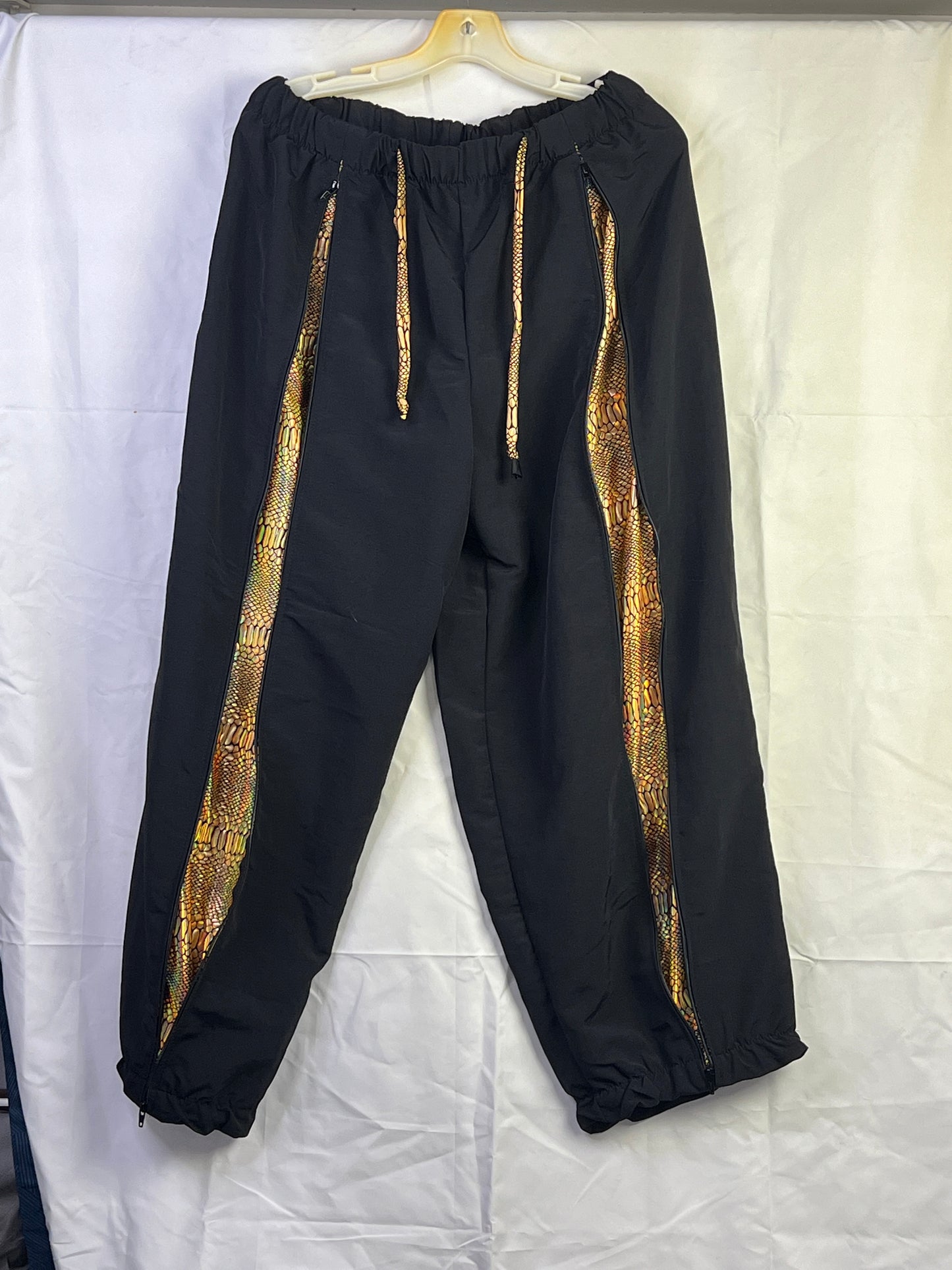 LIGHT WEIGHT BLACK OR WHITE JOGGER WITH THE BOLD GOLDEN SNAKE BELLY INNER DESIGN.