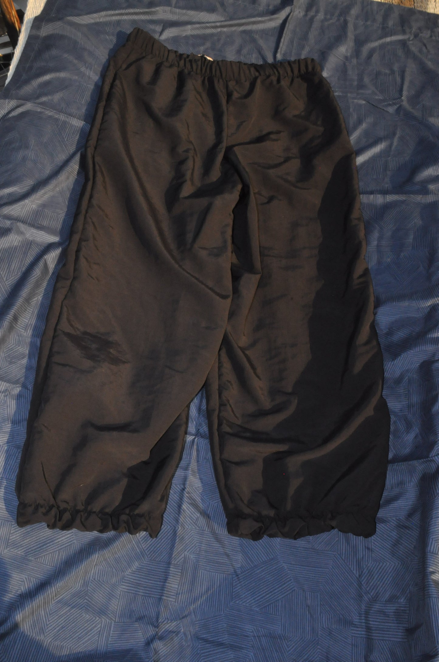 LIGHT WEIGHT BLACK OR WHITE JOGGER WITH THE BOLD GOLDEN SNAKE BELLY INNER DESIGN.