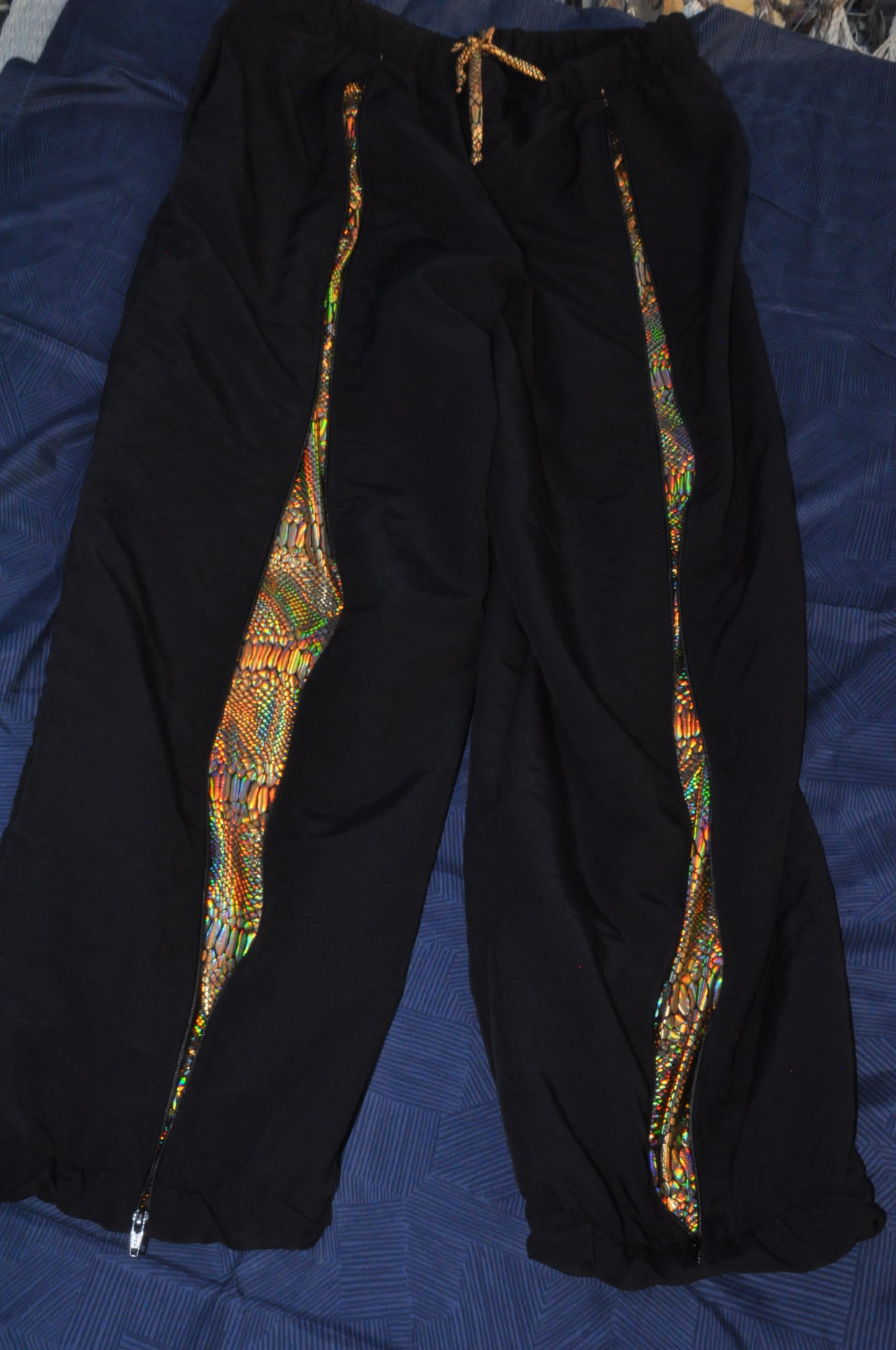 LIGHT WEIGHT BLACK OR WHITE JOGGER WITH THE BOLD GOLDEN SNAKE BELLY INNER DESIGN.