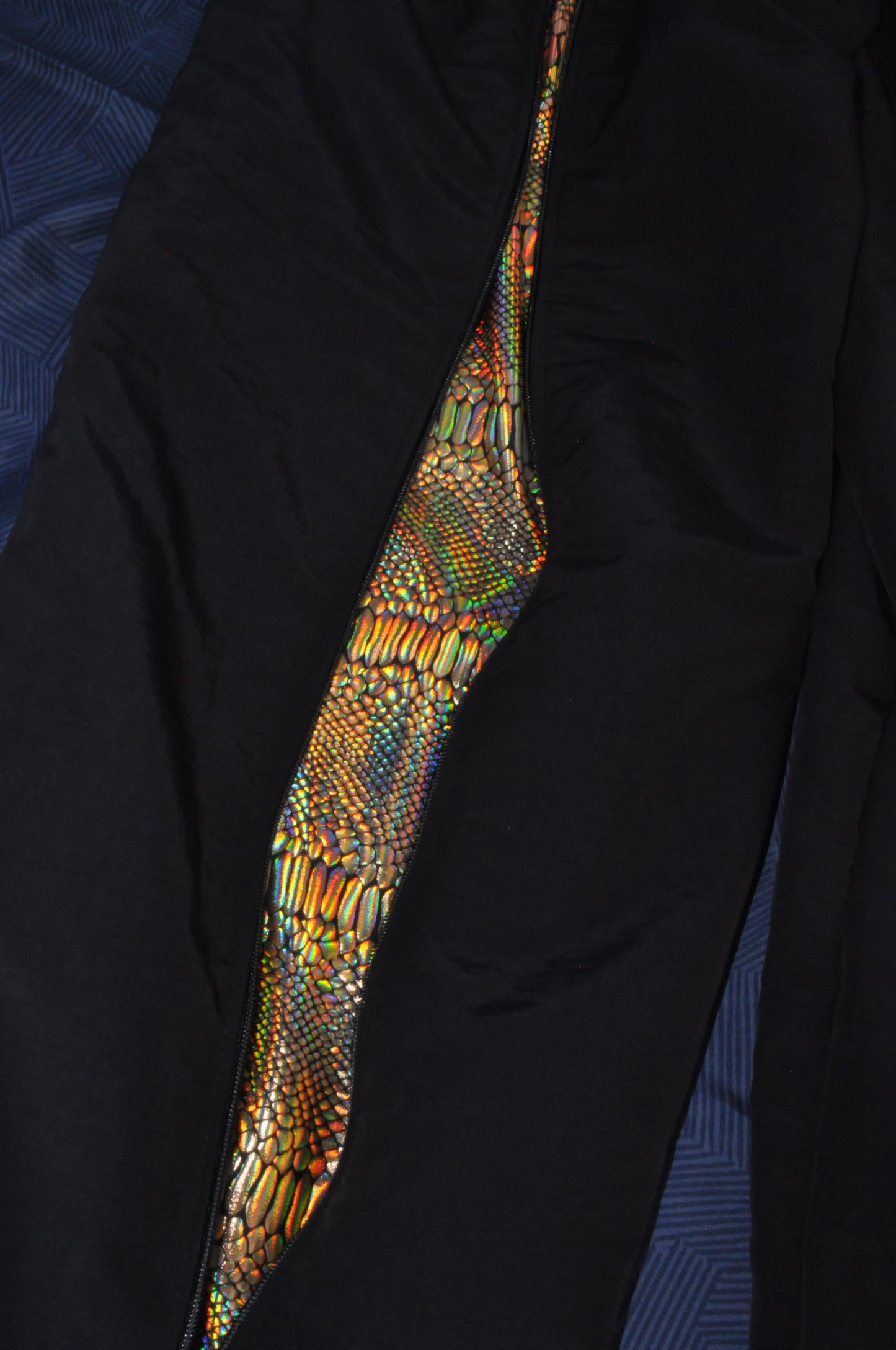 LIGHT WEIGHT BLACK OR WHITE JOGGER WITH THE BOLD GOLDEN SNAKE BELLY INNER DESIGN.